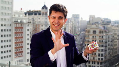 Jorge Luengo llena de magia el plató de Está Pasando