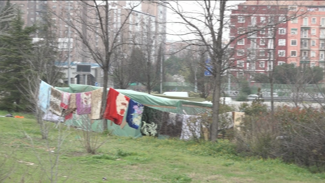 Amenazados con una botella por los habitantes de las infraviviendas de la M-30