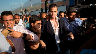 Guaidó es agredido por una muchedumbre chavista al llegar a Caracas
