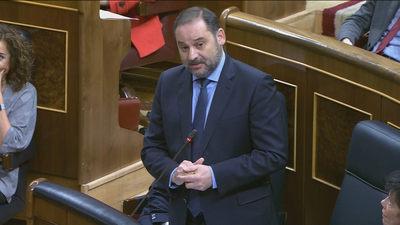 José Luis Ábalos, en la diana durante la primera sesión de control del Congreso