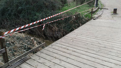 El puente de la avenida Félix Rodríguez de la Fuente de Arroyomolinos, blanco del vandalismo