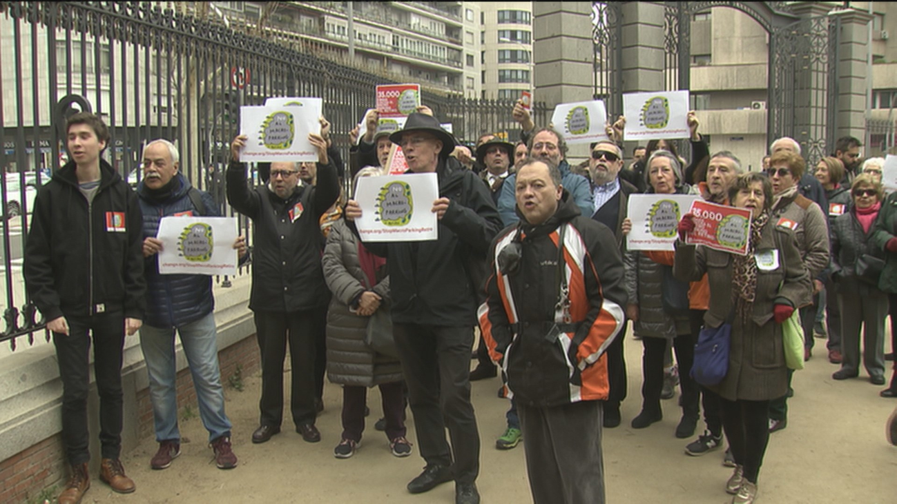 Vecinos de Retiro entregan 35.000 firmas contra el 'macroparking' de Menéndez Pelayo