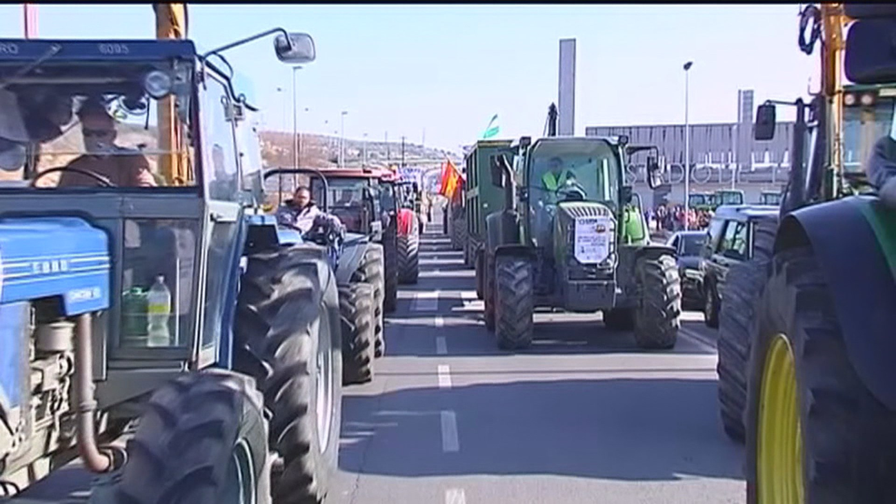 Las tractoradas 'invaden' algunas ciudades mientras el Gobierno planta a las organizaciones agrarias