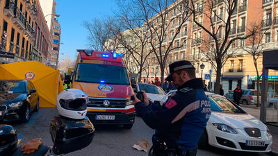 Herida grave una mujer atropellada por una moto en la calle Ibiza