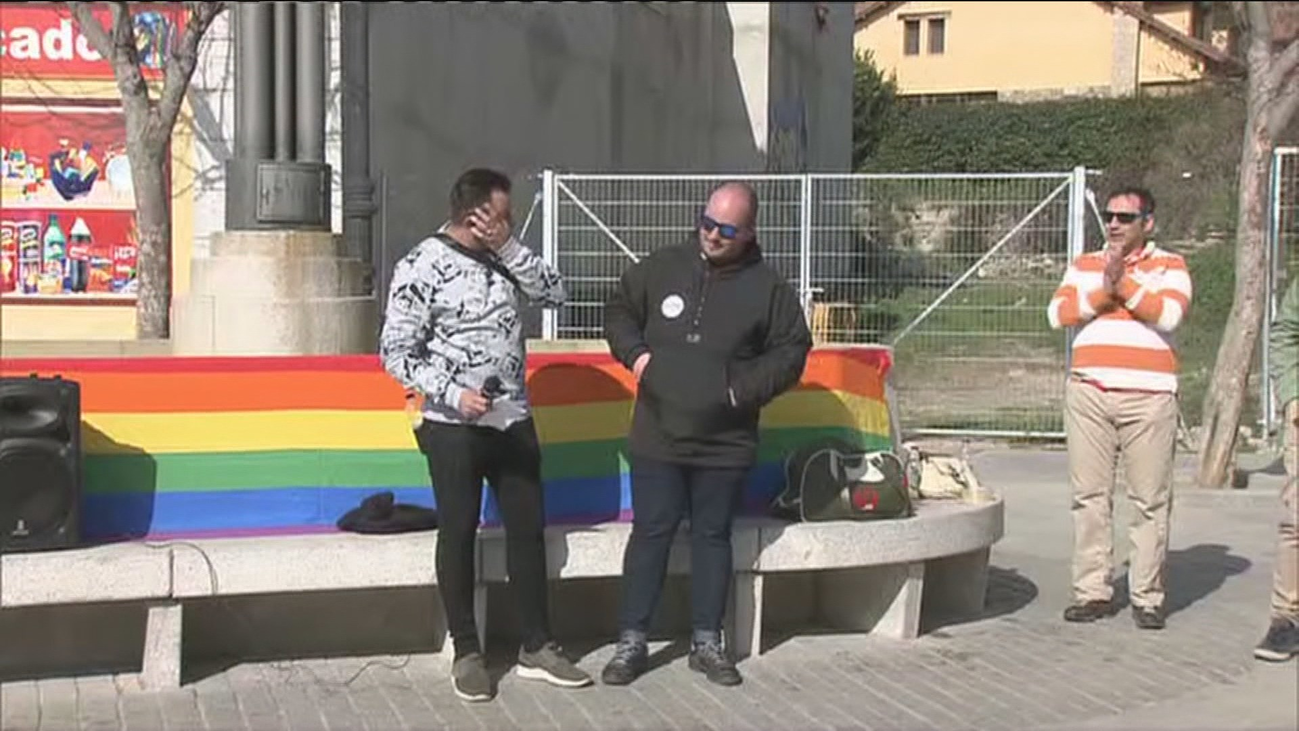 Apoyo en Navalafuente a la pareja gay que denunció que nadie quería casarles