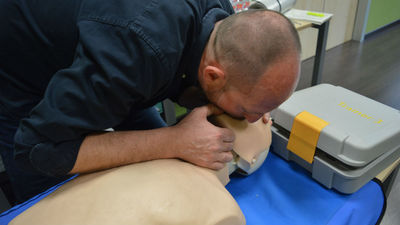 Humanes forma a los profesores de los centros educativos en primeros auxilios