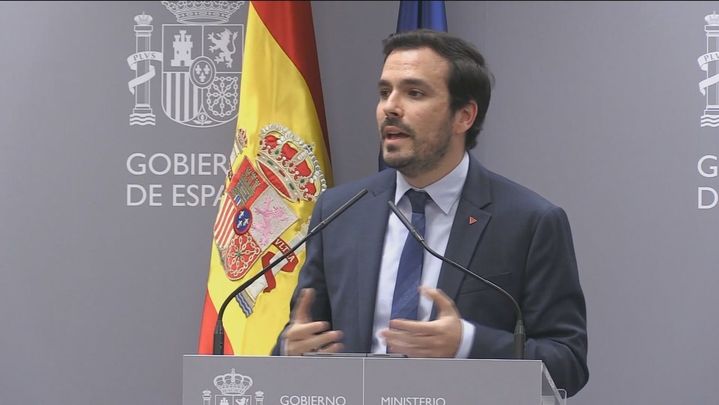 El ministro Garzón acusa al rey de "maniobrar" contra el Gobierno e "incumplir" la Constitución