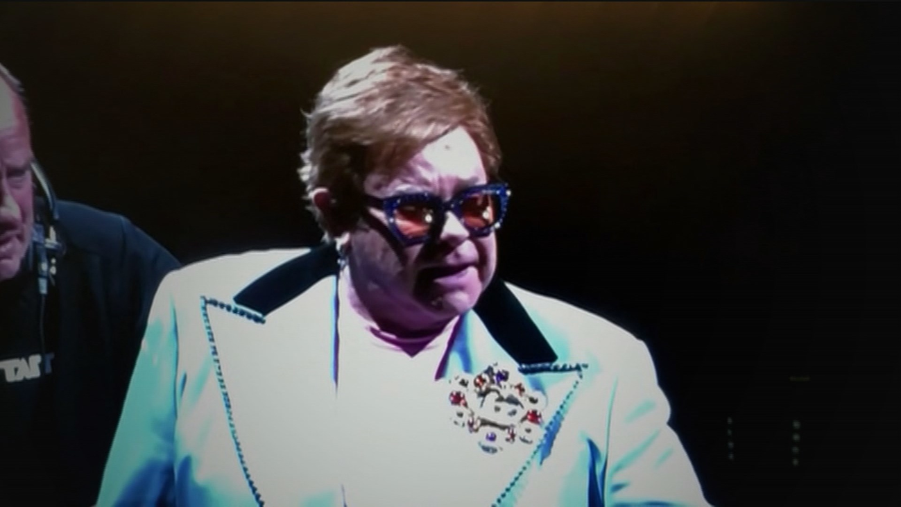 Elton John suspende entre lágrimas un concierto tras quedarse sin voz