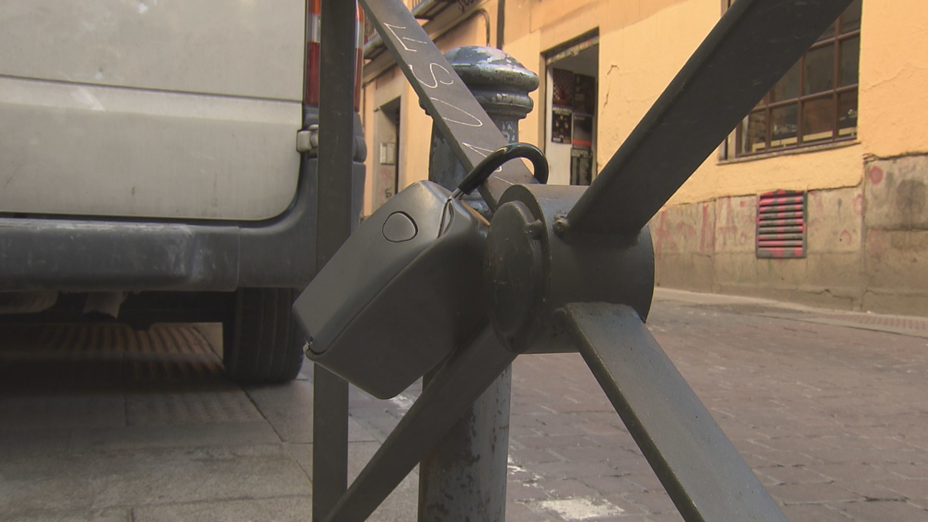 Los vecinos de Malasaña, hartos de que los pisos turísticos dejen las llaves de sus casas en la calle