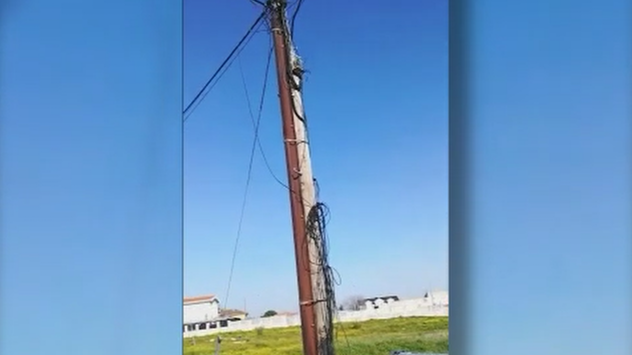 Los vecinos de una urbanización de Móstoles denuncian vivir rodeados de cables