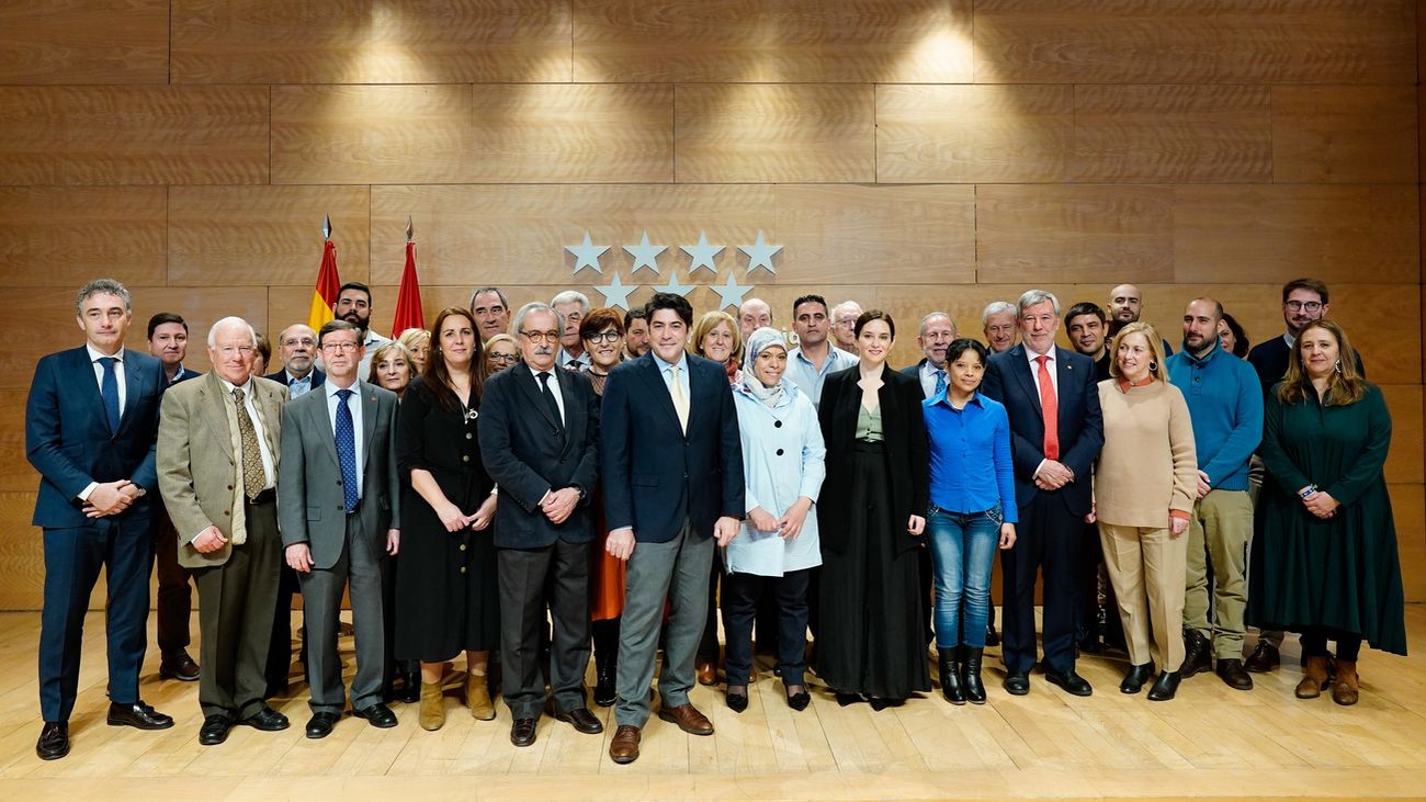 Foto de familia de la firma del acuerdo entre la Comunidad de Madrid y Cáritas