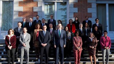 Felipe VI preside su primer Consejo de Ministros de un Gobierno de coalición