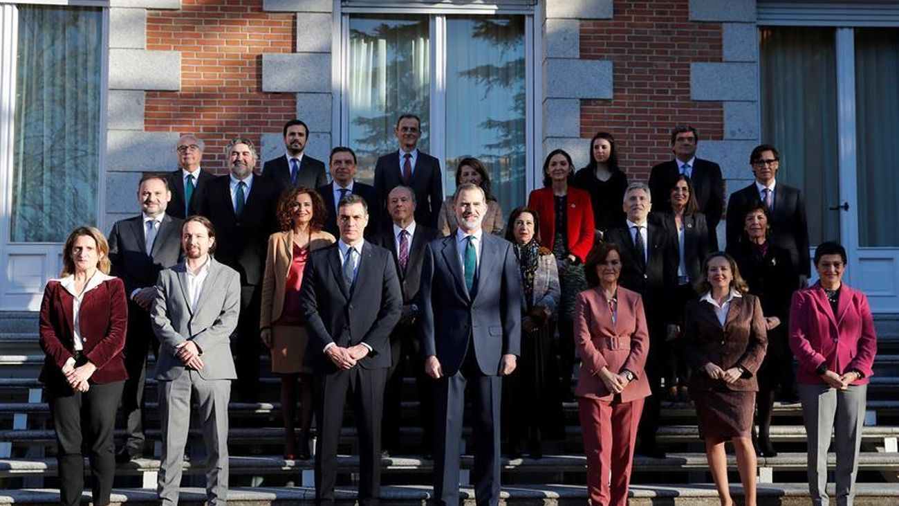 Felipe VI preside su primer Consejo de Ministros de un Gobierno de coalición