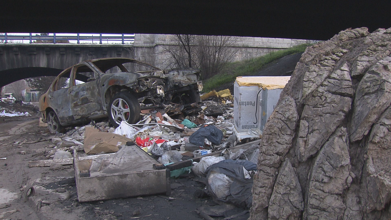 Comienzan a retirar toneladas de basura del gigantesco vertedero del río Guadarrama