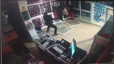 Desvalijan un tienda de móviles en Fuenlabrada próxima a una comisaría de Policía y al ayuntamiento