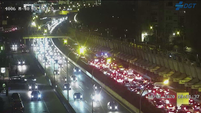 Un coche incendiado en la M-40 provoca largas retenciones