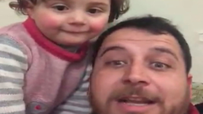 ¿Avión o bomba? El juego de un padre para hacer reír a su hija en plena guerra siria