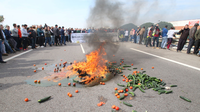 Las 'tractoradas' provocan cortes de carreteras en Extremadura y Andalucía