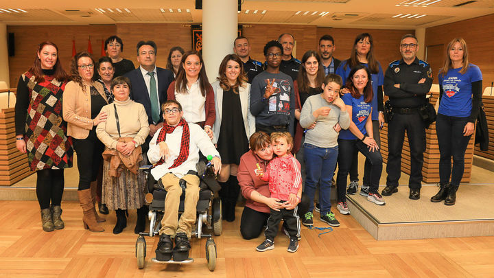 Entrega de pulseras a menores con discapacidad