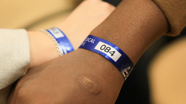 Pulsera de un menor con discapacidad