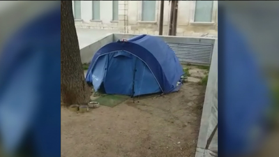 Tres años viviendo en una tienda de campaña ante el Ayuntamiento de San Fernando de Henares