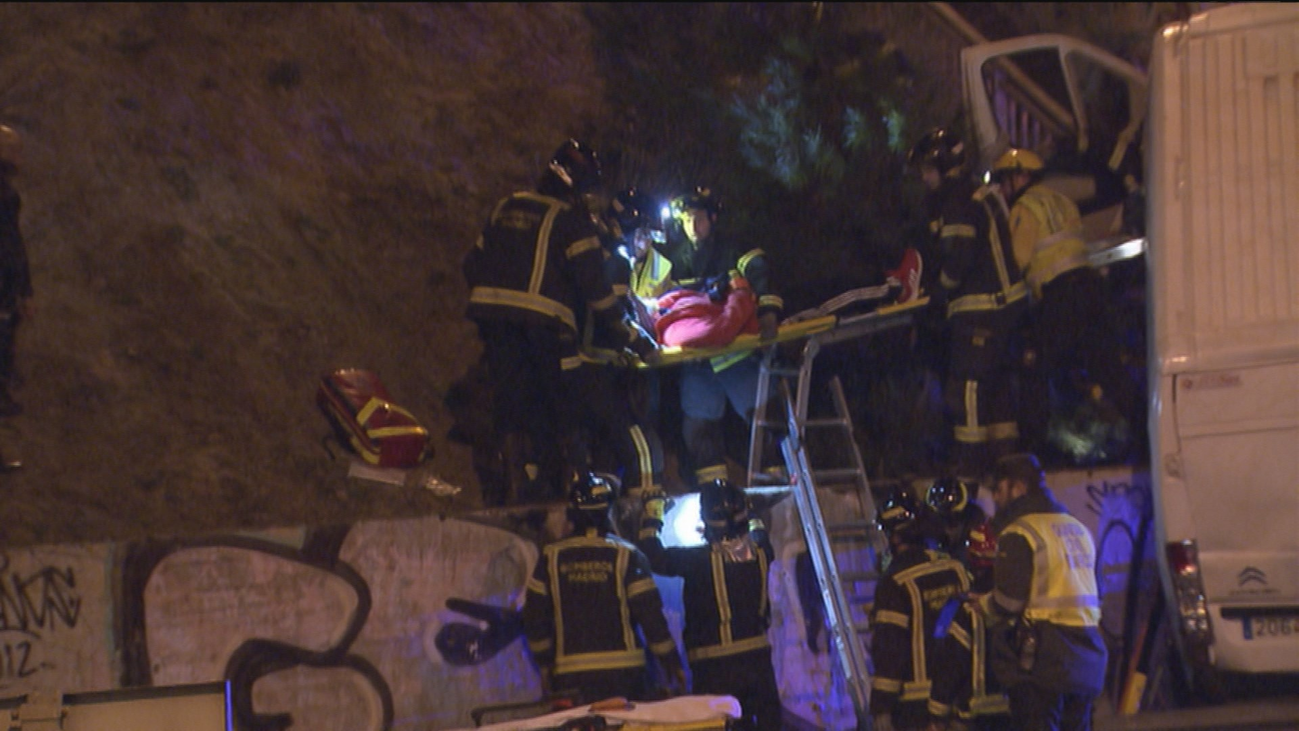 Una furgoneta cae desde una altura de 8 metros en la carretera de Castilla