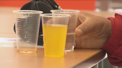 El Ayuntamiento de Madrid facilita alcohol y un lugar donde beber de forma controlada a las personas sin hogar