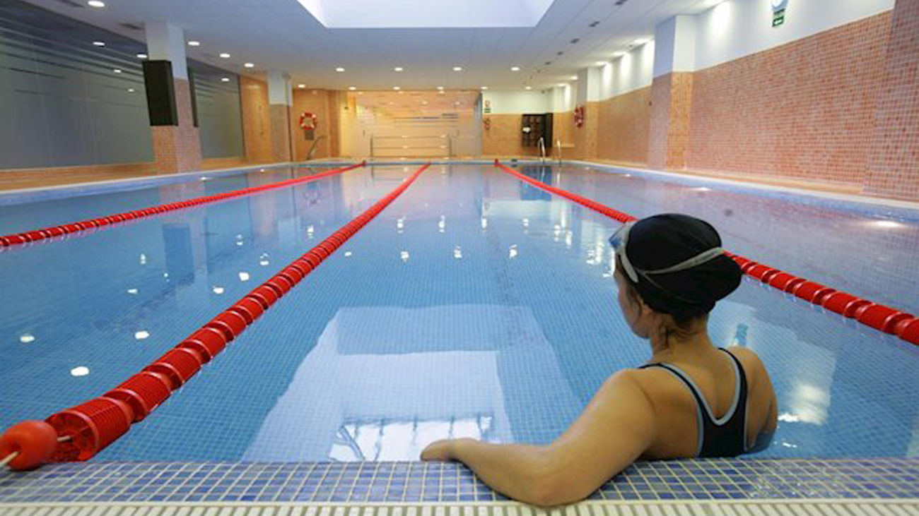 Obligan a una niña transgénero a competir con los chicos en natación