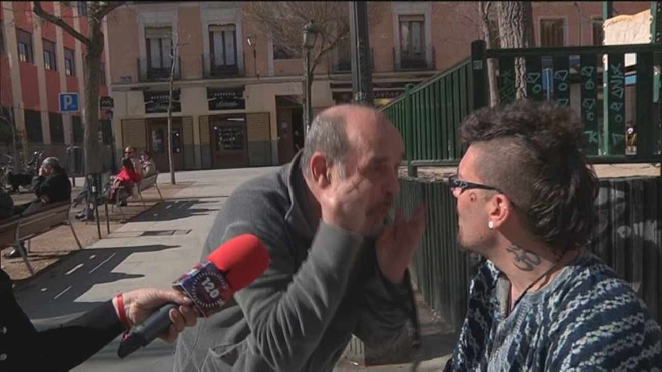 Vecinos de Malasaña, hartos de la acampada de unos jóvenes en la Plaza del Dos de Mayo