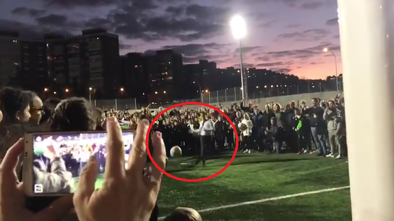 Almeida bromea sobre su balonazo a un niño: "¿Alguien pensaba que uno del Atleti iba a marcar un penalti?"