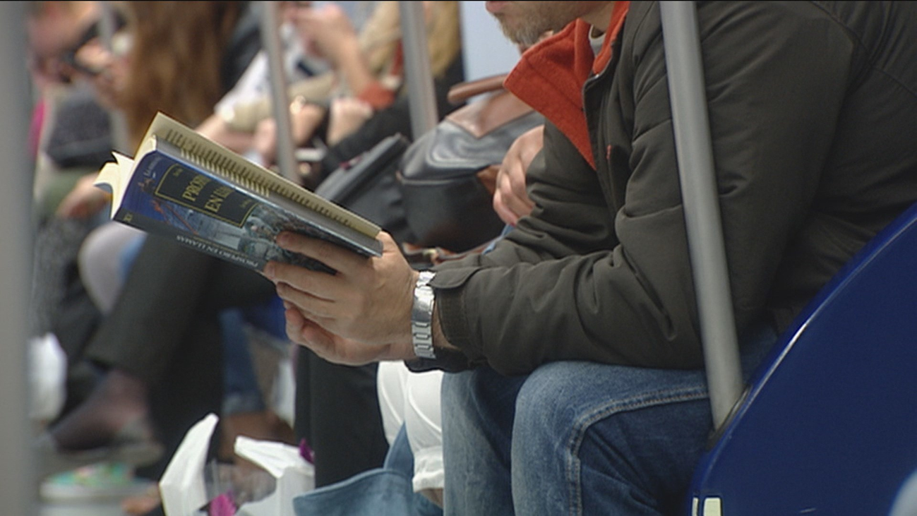 Las mujeres leen más y aumentan la brecha de lectura con los hombres