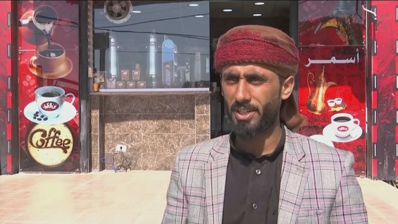 Canta y baila en medio de la carretera para llenar el bar en el que trabaja en Jordania