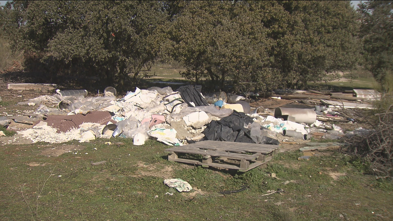 Protestas vecinales por un vertedero ilegal en la ciudad financiera del Santander