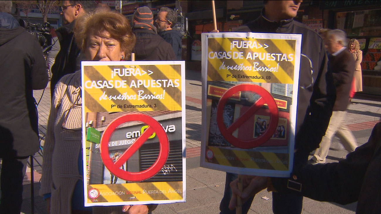 Vecinos de Latina y Retiro marchan contra el aumento de locales de apuestas