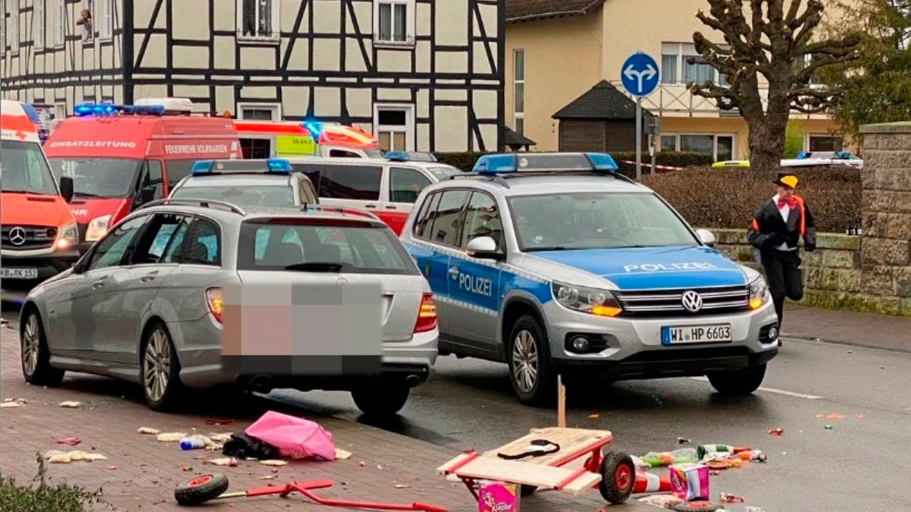Un coche irrumpe en una marcha de carnaval en la localidad de Volkmarsen