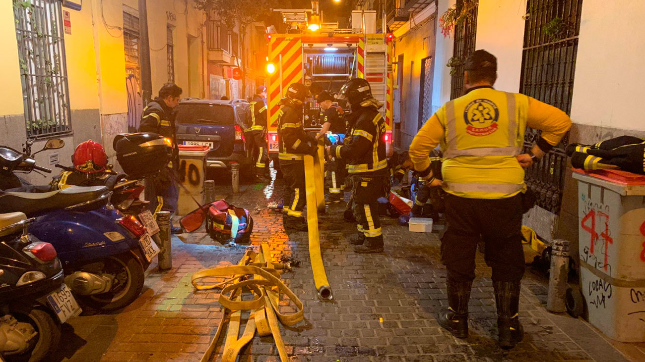 Intervención de los bomberos en la calle Madera