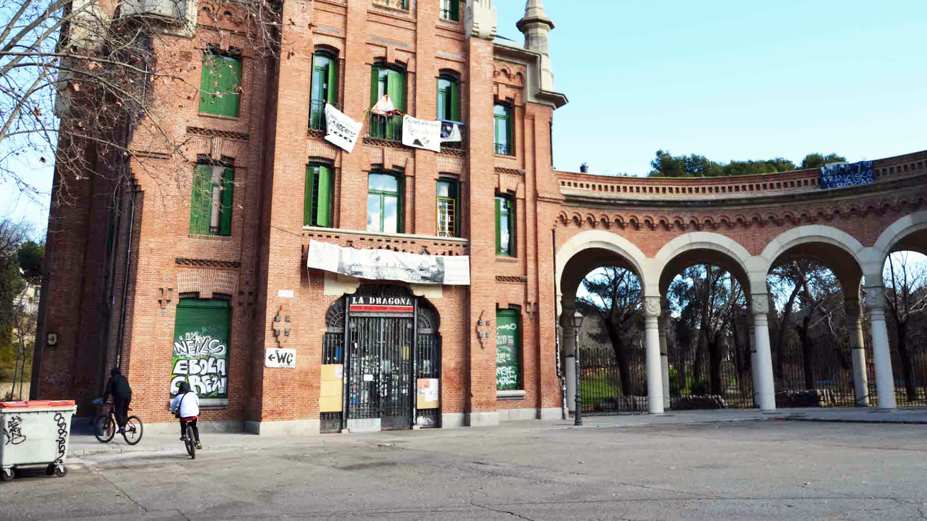 El edificio del cementerio de la Almudena, cuando era el centro okupado 'La Dragona'