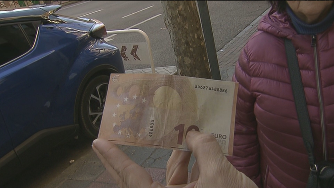 Una pareja denuncia que un cajero les expidió un billete de 10 euros falso