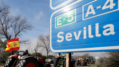 Los agricultores cortan con tractores cuatro de los cinco accesos a Sevilla