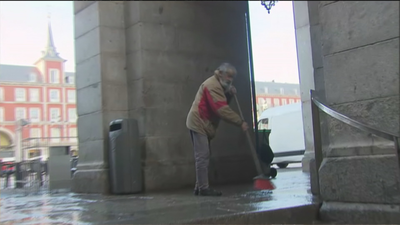 Quejas de los hosteleros por los cerca de 50 indigentes que duermen en la Plaza Mayor