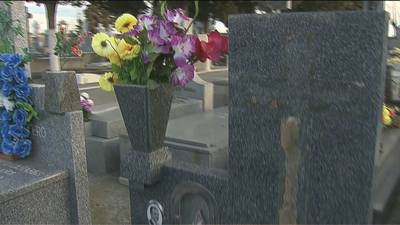 Roban 32 crucifijos en el cementerio de Humanes