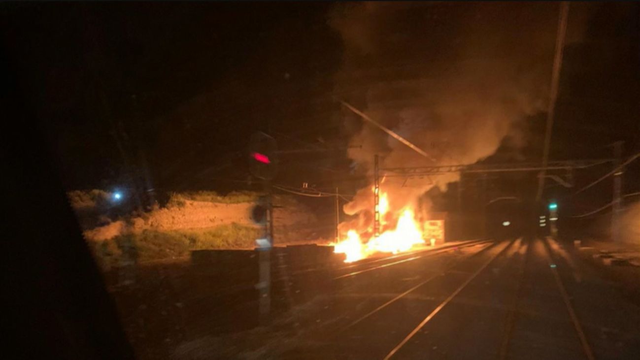 Un incendio en las vías de Cercanías deja 'atrapados' durante horas a decenas de pasajeros en Valdemoro