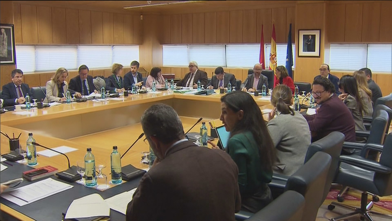 Ayuso se implica en las negociaciones con Vox para desbloquear la rebaja de impuestos