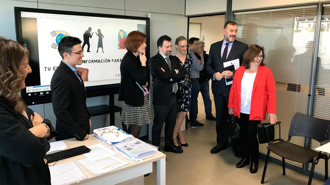 El alcalde Rivas, Pedro del Cura (en el centro), asiste a la apertura de la nueva oficina de empleo de la Comunidad de Madrid en la localidad