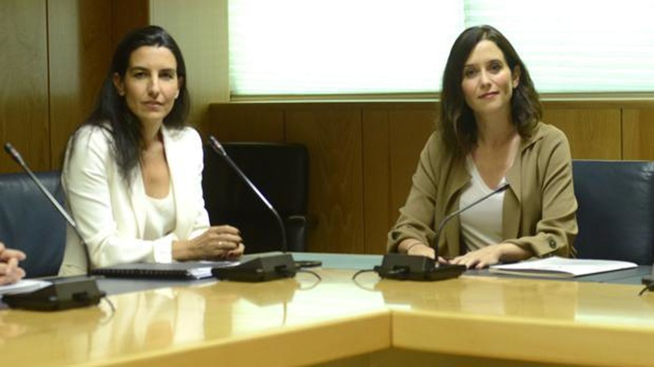 Rocío Monasterio e Isabel Díaz Ayuso en la Asamblea de Madrid