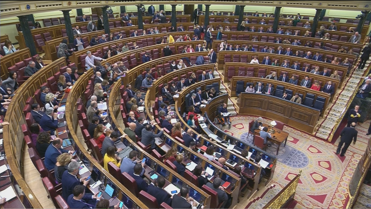 Sánchez reclama al PP “aceptar la diversidad” y Casado denuncia que “negocie con el virus independentista”