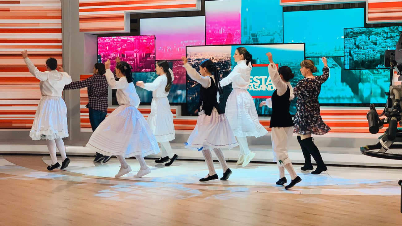 El Grupo de Danza Fresnedillas de la Oliva baila una jota tradicional