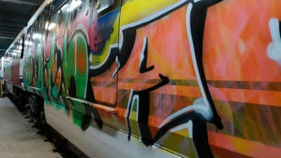 Un grupo de graffiteros asalta un tren para pintarlo en la línea 12 de Metro de Madrid