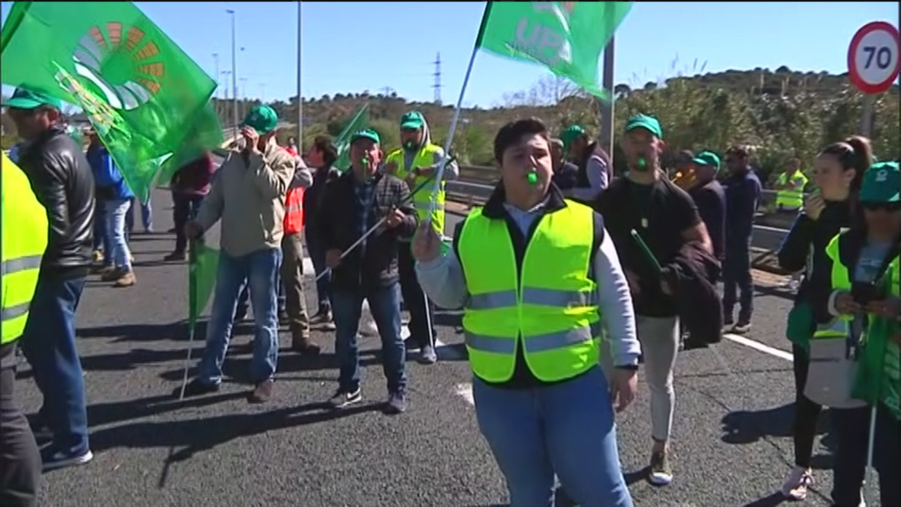 Más de un centenar de tractores corta la frontera con Portugal en Huelva