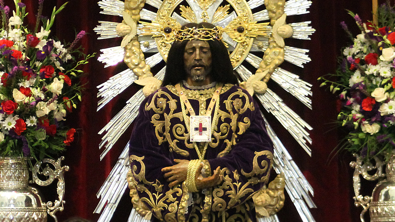 La Basílica del Cristo de Medinaceli se llena de fieles para cumplir con la tradición